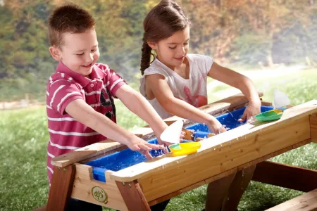 Spieltische und Sitzgruppen für Kinder aus Holz